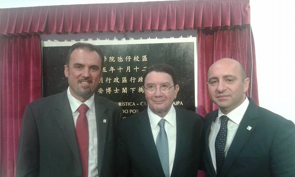 Na foto Paulo Almeida, Diretor da ESTM,  com Talef Rifai, Presidente da UNWTO, e Nuno Mangas, Presidente do IPLeiria, em Macau.