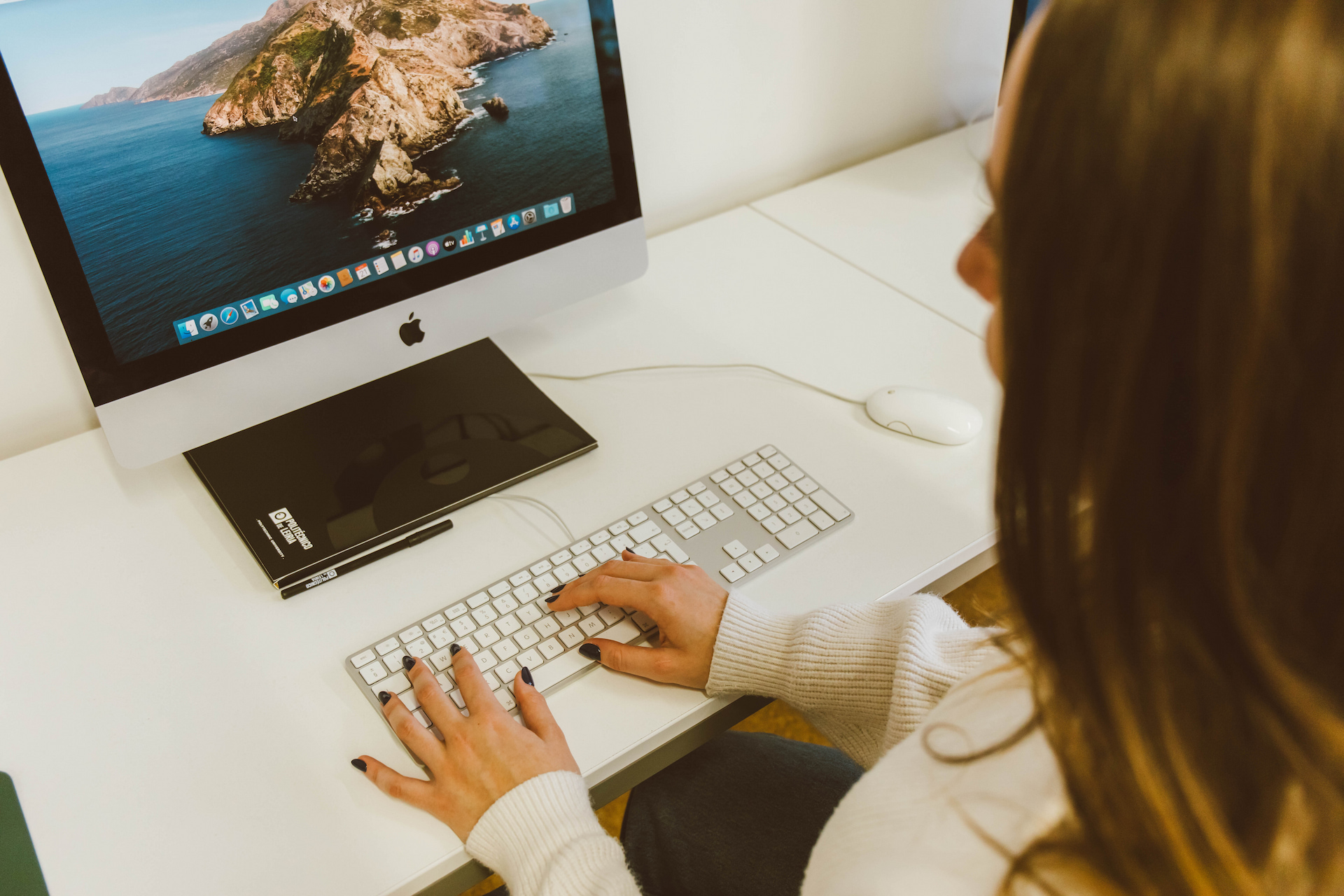 rapariga ao computador