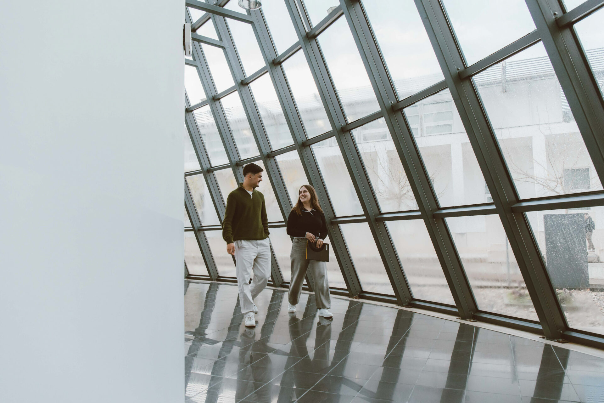 rapaz e rapariga a caminhar