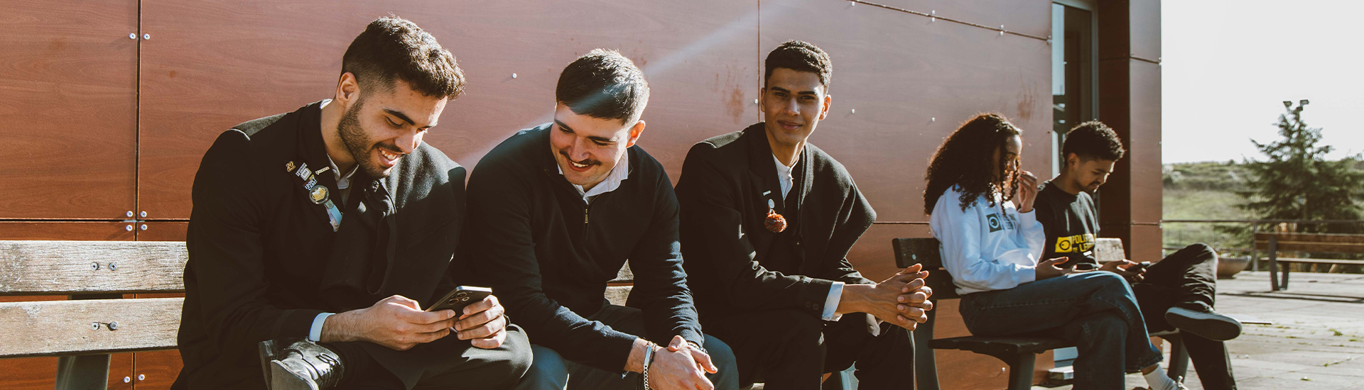 imagem com estudantes